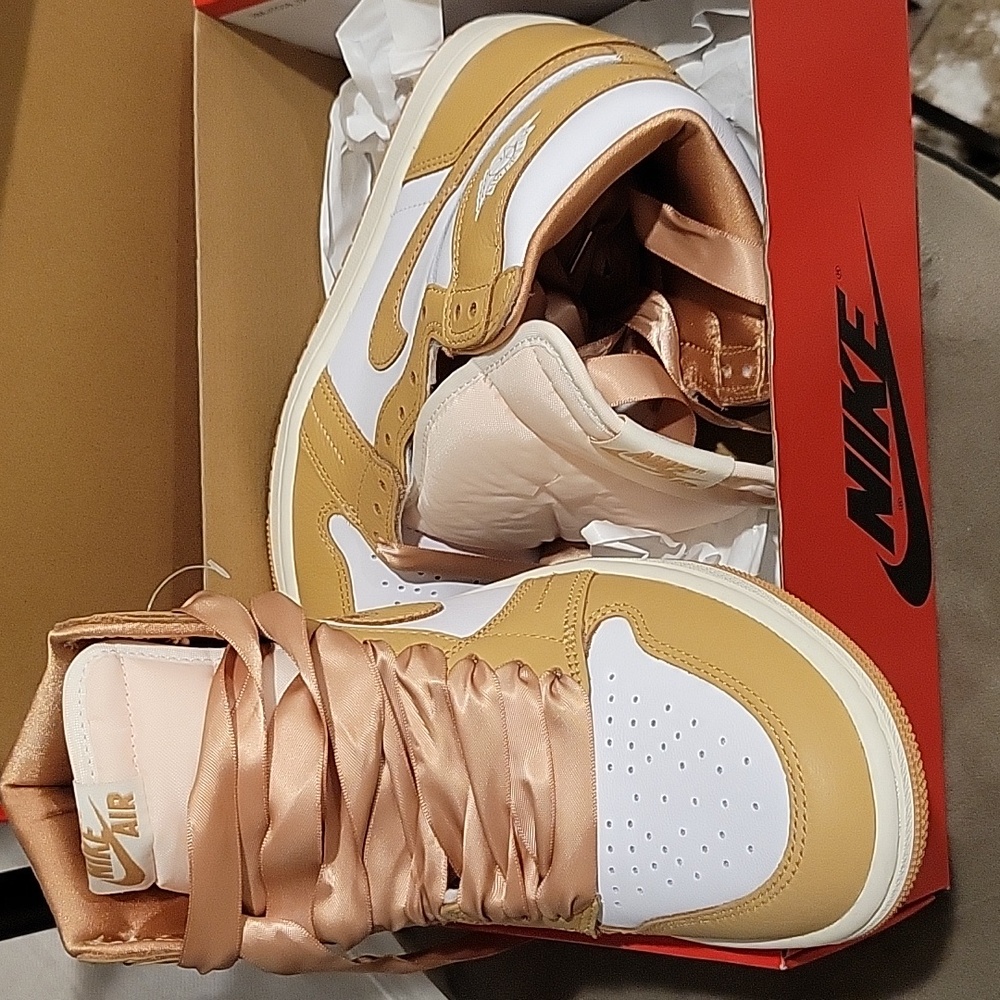 NWT MID JORDAN 1 6.5 Y SIZE 8 WOMEN